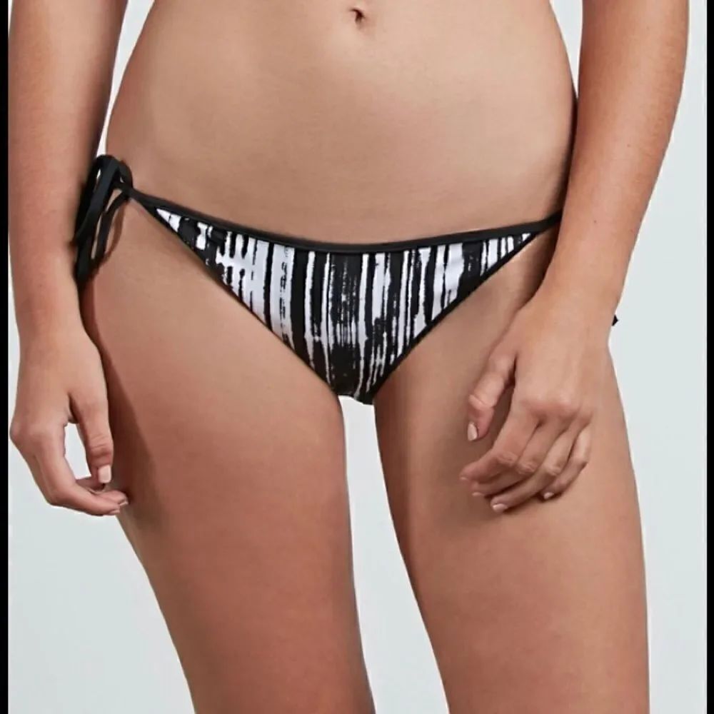 VOLCOM high neck string bikini. M/L and S/XS - Picture 4 of 16